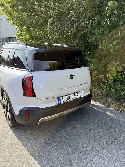 MINI Countryman SE 2 of 9