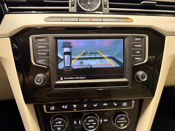 Volkswagen Passat Alltrack 17 of 22