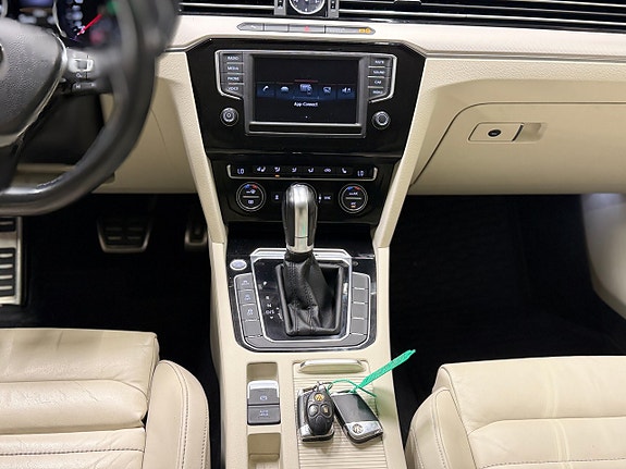 Volkswagen Passat Alltrack 16 of 22