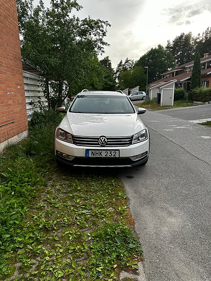 Volkswagen Passat Alltrack 2 of 5