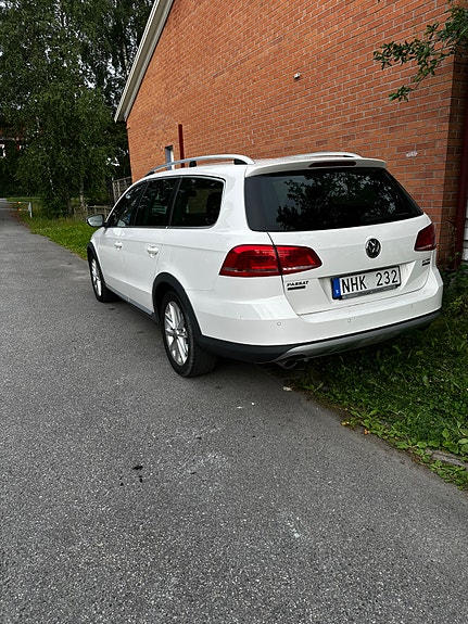 Volkswagen Passat Alltrack 3 of 5