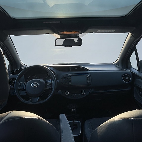 Toyota Yaris 8 of 16