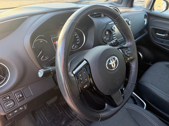 Toyota Yaris 10 of 16