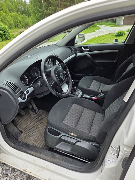 Skoda Octavia 2 of 5