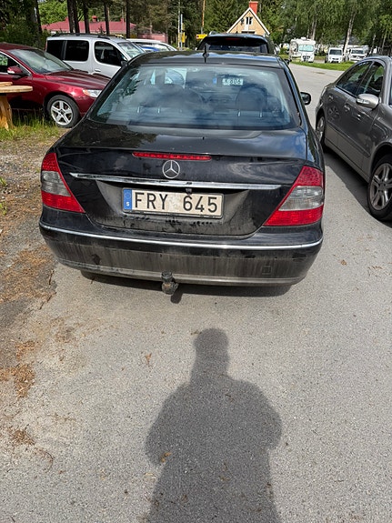 Mercedes-Benz E200 4 of 5