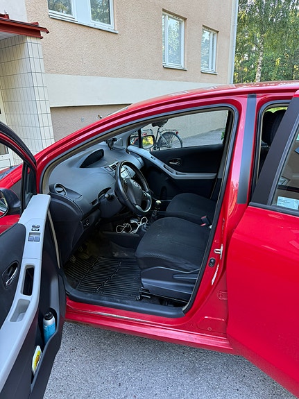 Toyota Yaris 3 of 5