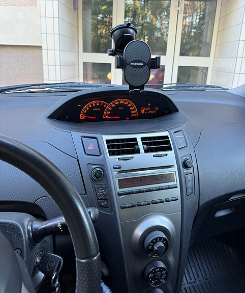 Toyota Yaris 6 of 8