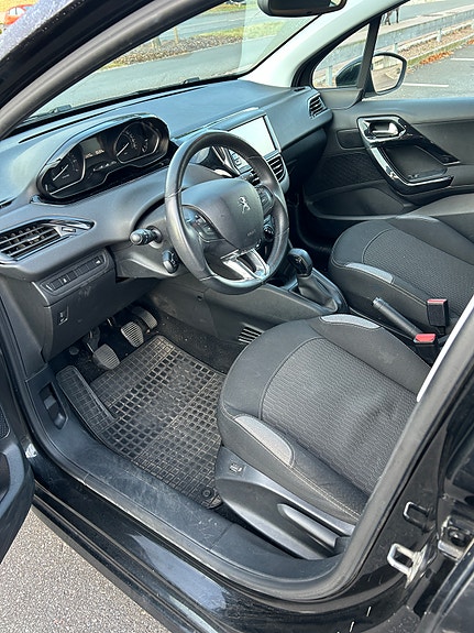 Peugeot 208 3 of 3