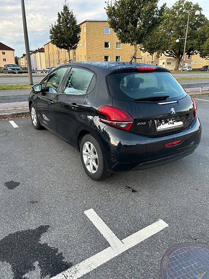 Peugeot 208 2 of 3