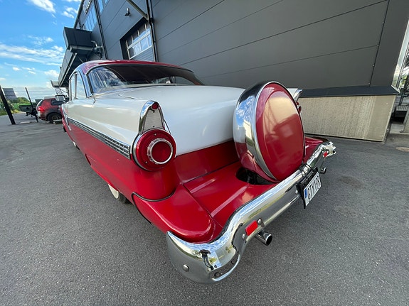 Ford Fairlane 3 of 5