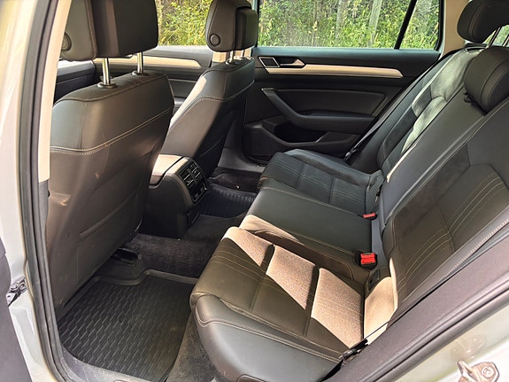 Volkswagen Passat Alltrack 4 of 5