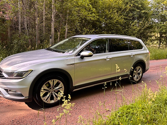 Volkswagen Passat Alltrack 2 of 5