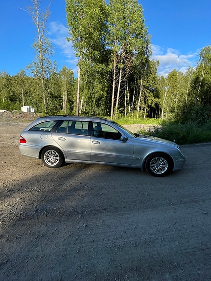Mercedes-Benz E240 4 of 7