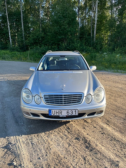 Mercedes-Benz E240 5 of 7