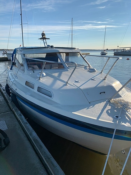 Flipper 740 – Klassisk familjebåt med Volvo Penta och bogpropeller 2 of 7