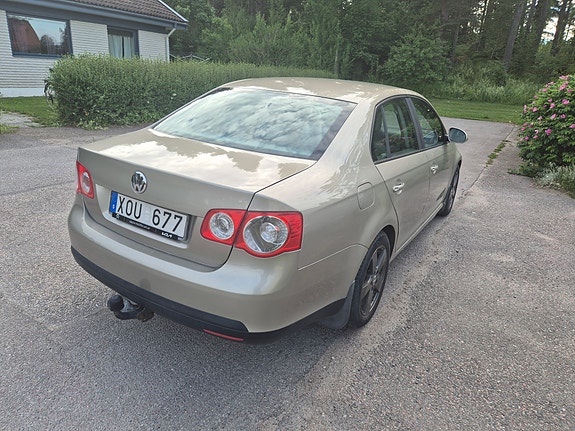 Volkswagen Jetta 2 of 3