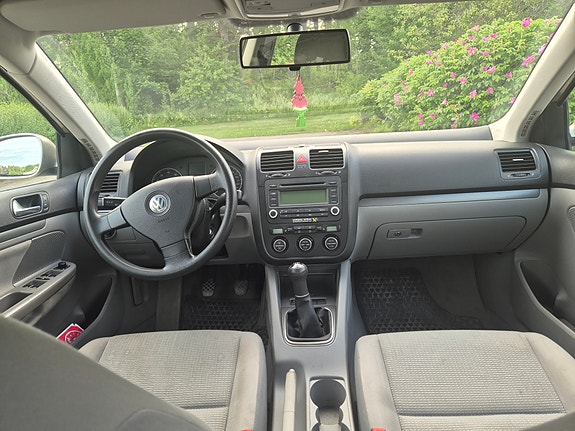 Volkswagen Jetta 3 of 3