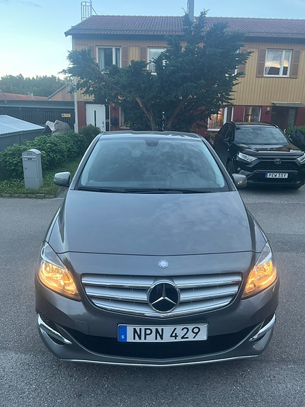 Mercedes-Benz B200 2 of 5
