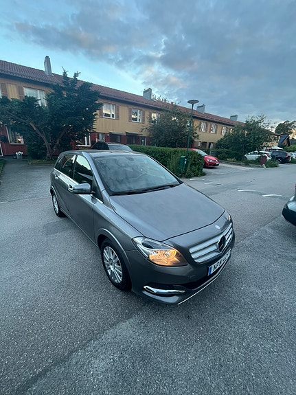 Mercedes-Benz B200 3 of 5