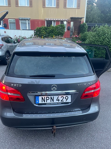 Mercedes-Benz B200 4 of 5