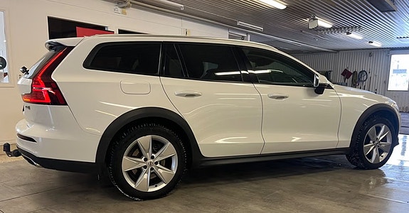 Volvo V60 Cross Country 2 of 5