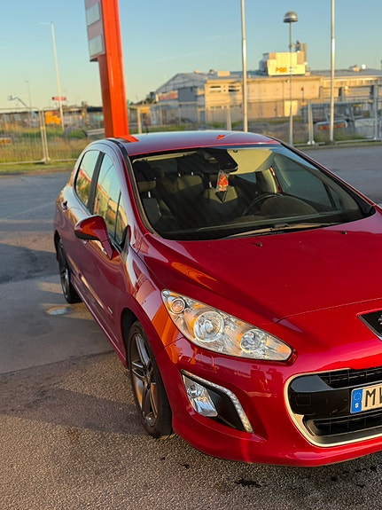 Peugeot 308 2 of 5