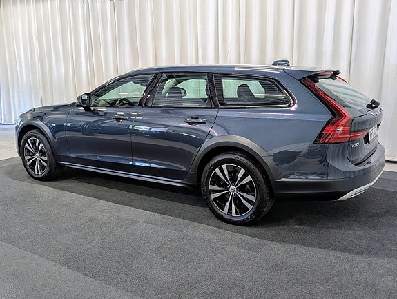 Volvo V90 Cross Country 3 of 5