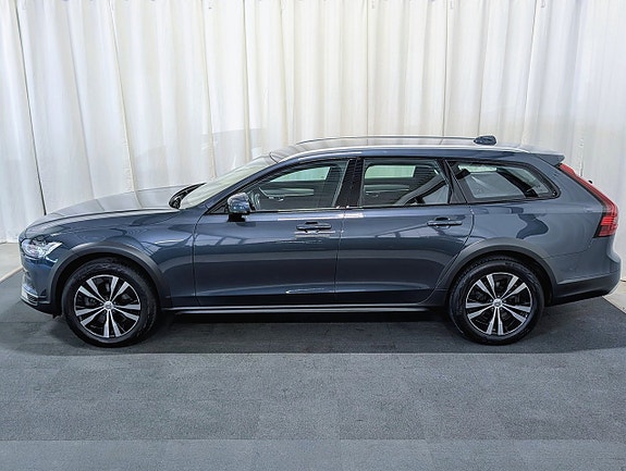 Volvo V90 Cross Country 2 of 5