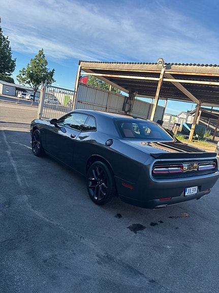 Dodge Challenger 3 of 5
