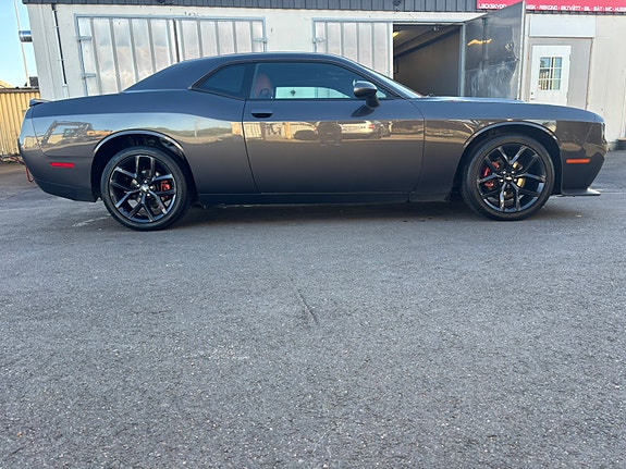 Dodge Challenger 6 of 11