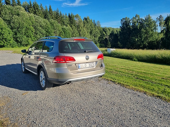 Volkswagen Passat Alltrack 2 of 5