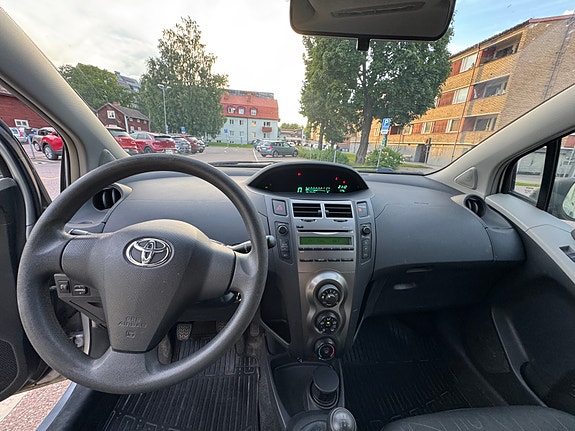 Toyota Yaris 3 of 10