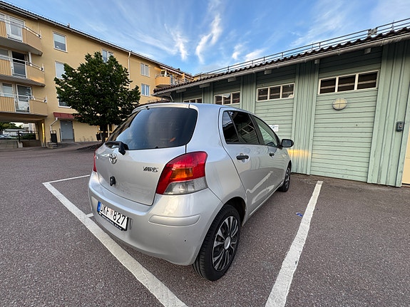 Toyota Yaris 5 of 10