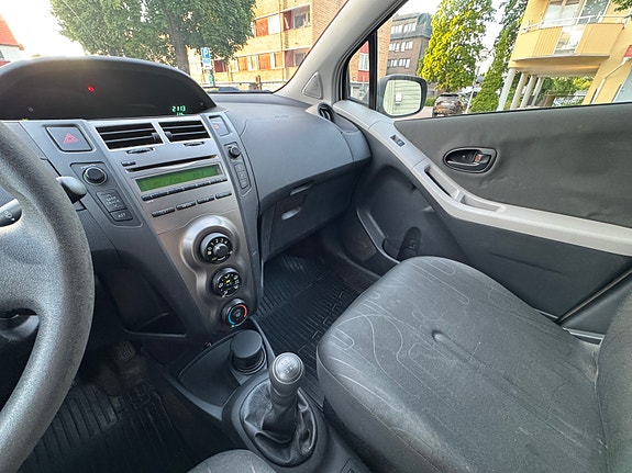 Toyota Yaris 7 of 10