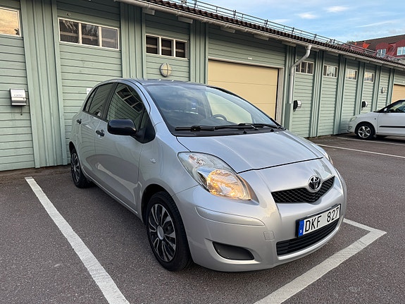 Toyota Yaris 2 of 10