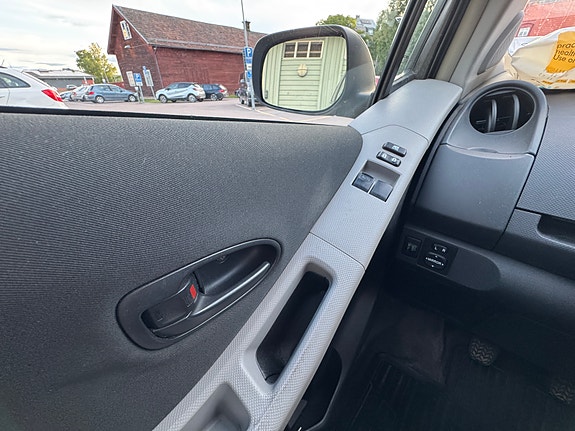 Toyota Yaris 8 of 10