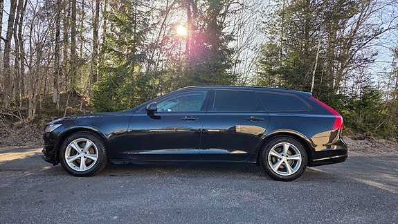 Volvo V90 2 of 5