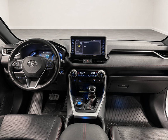 Toyota RAV4 Plug-in Hybrid 11 of 13