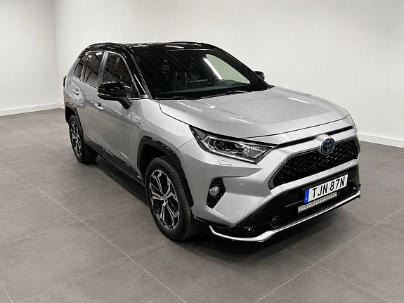 Toyota RAV4 Plug-in Hybrid 2 of 5