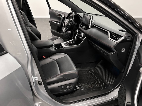 Toyota RAV4 Plug-in Hybrid 8 of 13