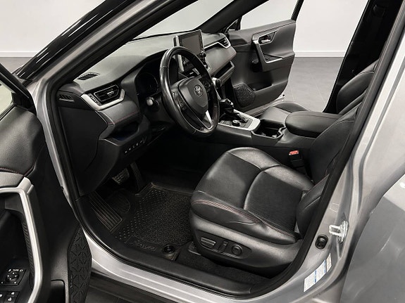Toyota RAV4 Plug-in Hybrid 7 of 13