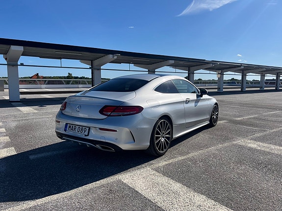 Mercedes-Benz C300 4 of 5