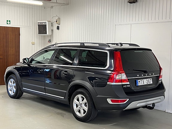 Volvo XC70 2 of 19