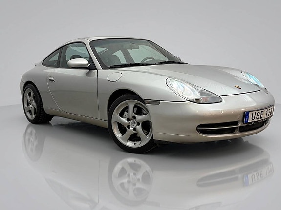 Porsche 911 Carrera 4 2 of 5