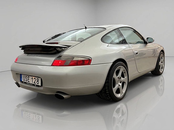 Porsche 911 Carrera 4 3 of 5