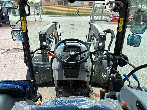 New Holland T4.75S AC, Quicke X2S omg.lev! 2 of 5