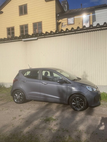 Hyundai i10 2 of 5