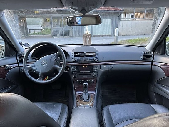 Mercedes-Benz E200 6 of 8