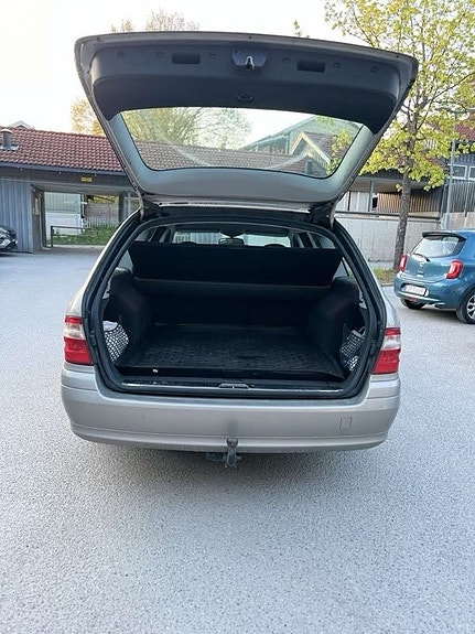 Mercedes-Benz E200 5 of 5