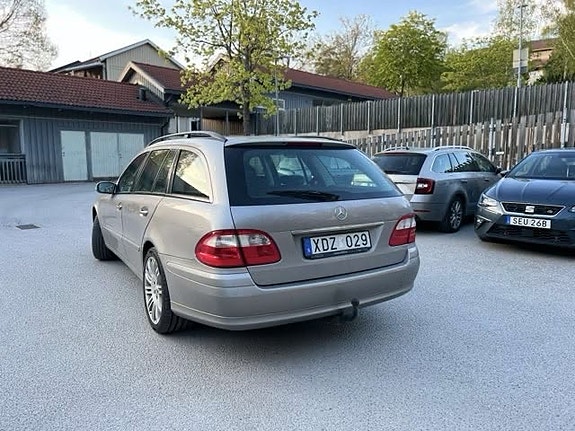 Mercedes-Benz E200 4 of 5